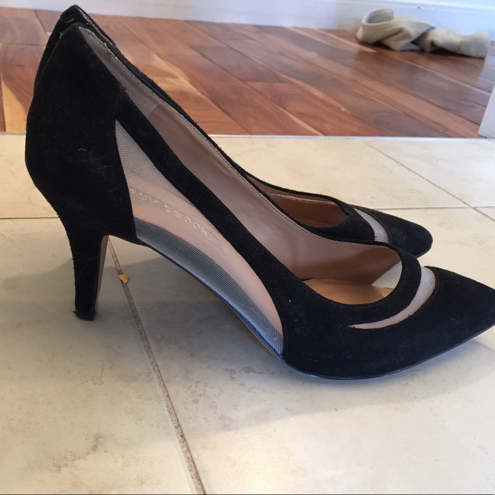 Black pumps